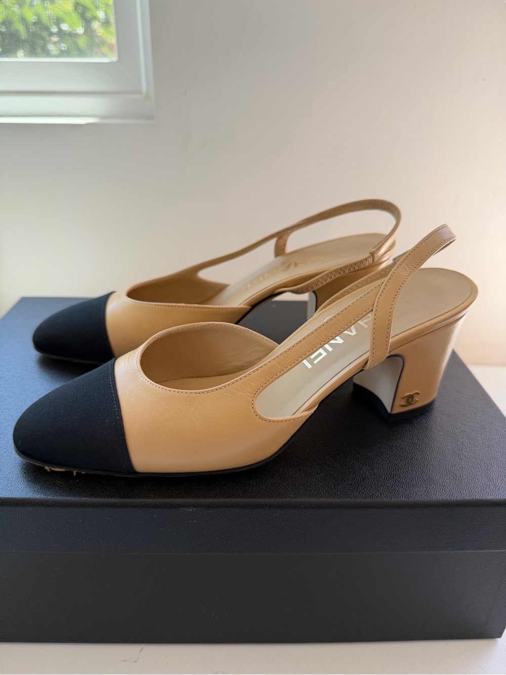 CHANEL 2019 Two-Tone Beige and Black Slingback Pumps size 34